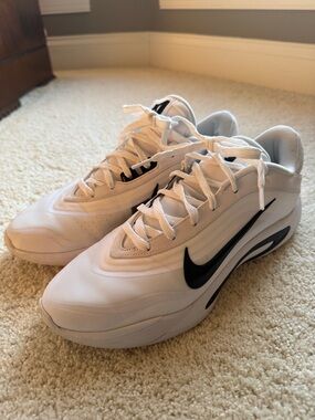 Mens Nike Aja Basketball shoes. Worn once on the court only.
